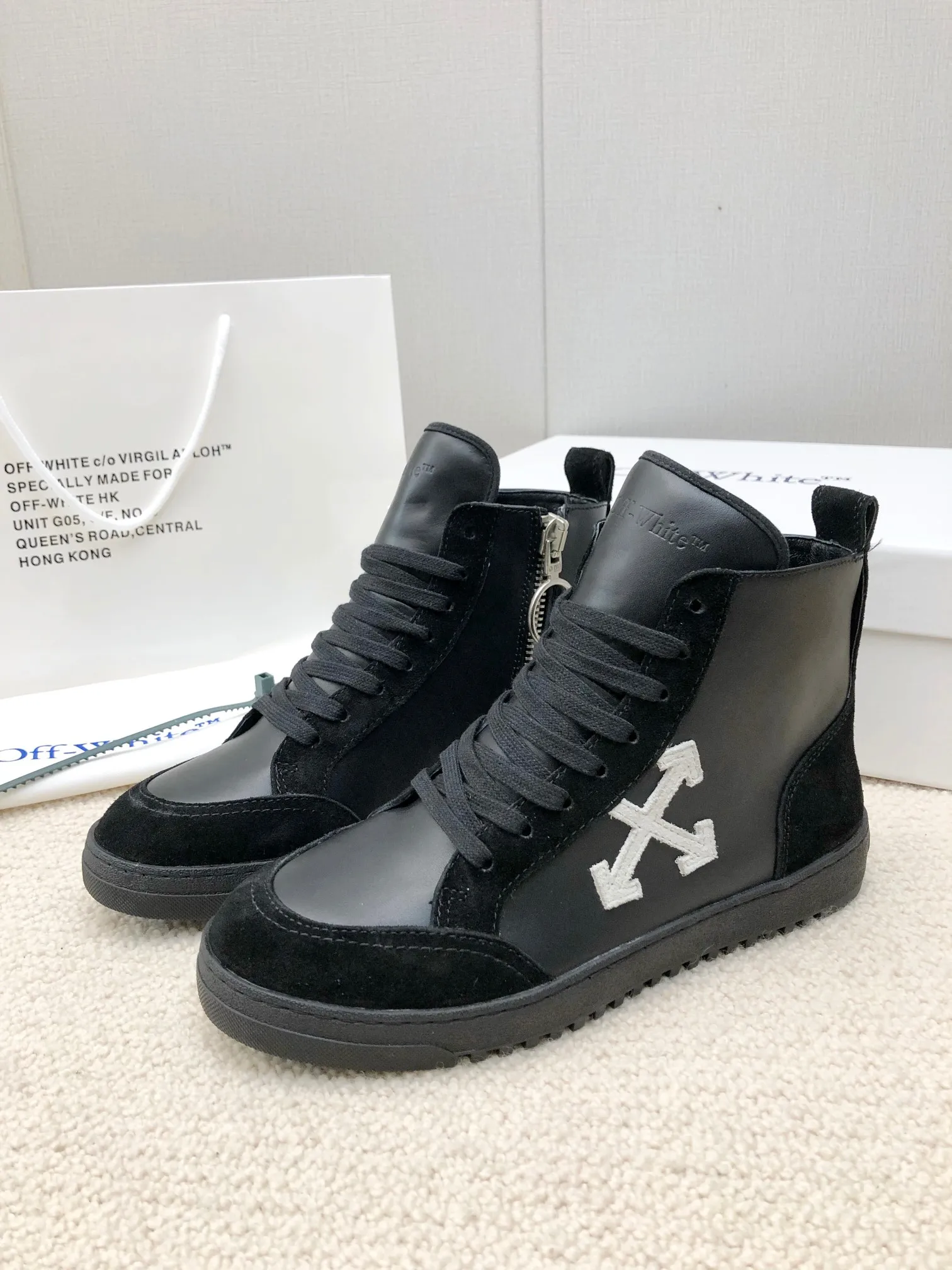 Men's men's shoes P540! 🌈🌈OFF WHITE🌈🌈 ⚡️Couple model⚡️🍓New color🍓 👉Ex-factory price: 130-45 The latest Gaobang street casual Martin style masterpiece, released the highest quality version on the market 👊 Series original mold opening, original lasting, production technology 1:1 original ➰🔜The best choice for more and more celebrities and Internet celebrities🔸In classics Change🔸Innovate in the trend🔸Strive to break away from the shackles of bad street design🔝Although he is not the originator of fashion design, he is definitely a shining dark horse in avant-garde design🐴🆙Do not follow the trend🔅Not universal beauty🔅 Fabric💯First-layer cowhide/suede Lining💯cowhide lining Foot pad💯Original molded high-elastic environmentally friendly molding pad Midsole💯Original lasting process Outsole💯Rubber outsole Packaging💯Full set of packaging synchronized with the official website (brand wrapping paper, brand certificate, brand cloth bag)